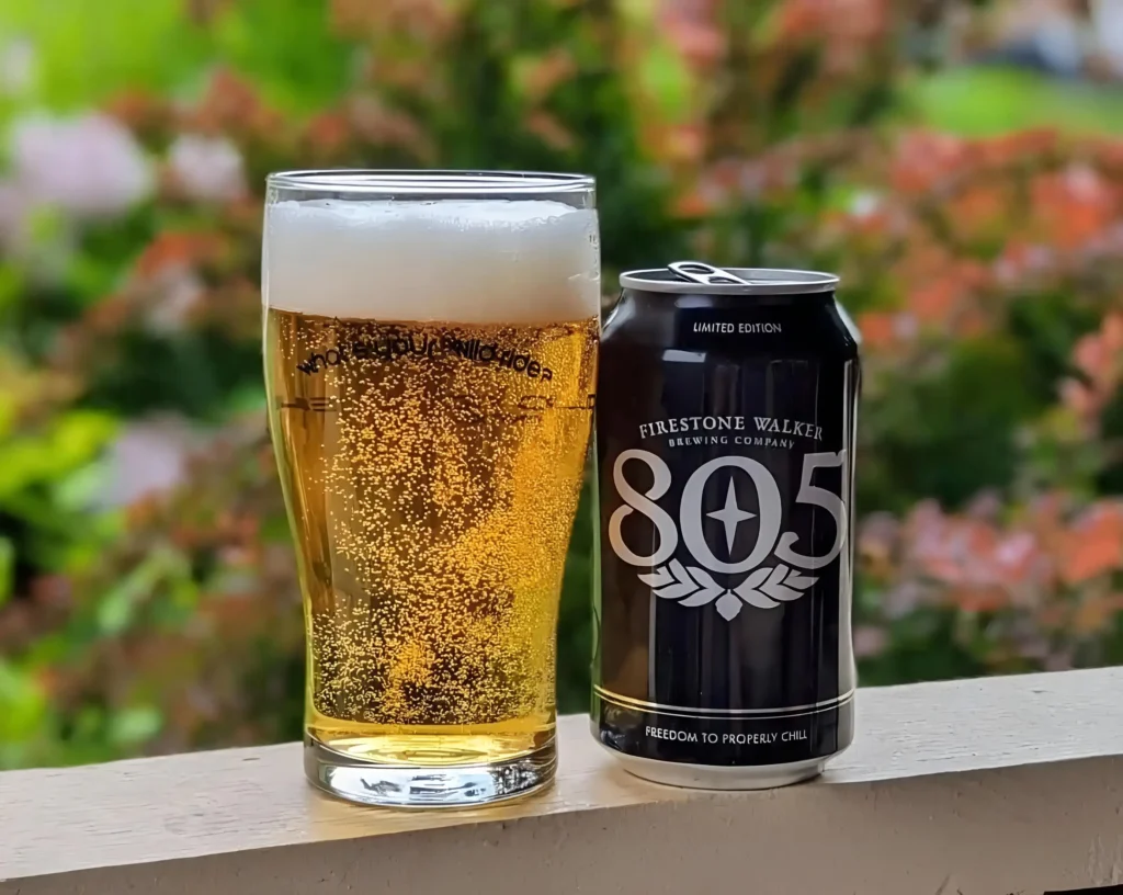 Firestone Walker 805 Blonde Ale servida mostrando su color dorado cristalino