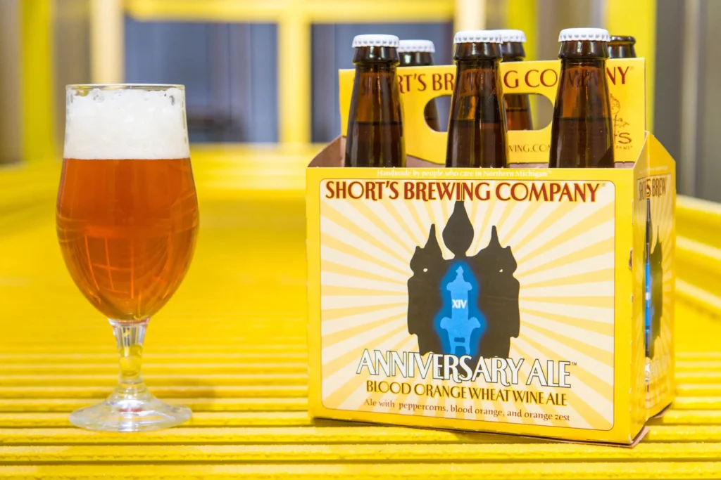 Short's Brewing Anniversary Ale Wheatwine servida mostrando su color ámbar cobrizo con espuma cremosa