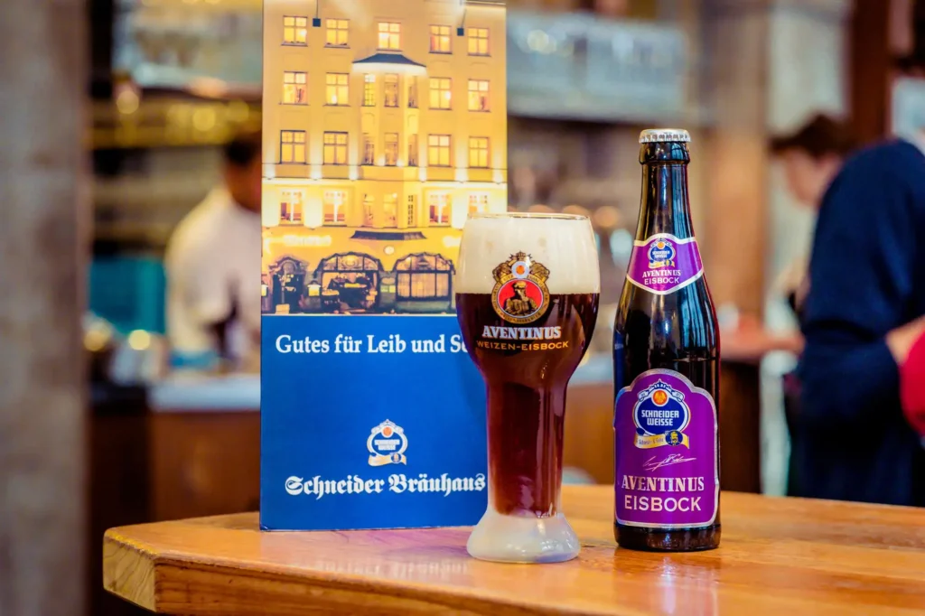 Schneider Aventinus Eisbock servida mostrando su color marrón oscuro casi negro