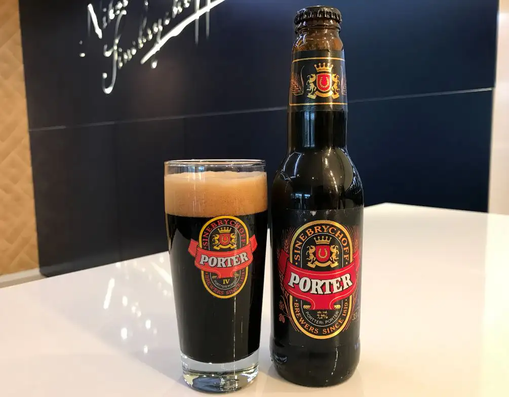 Botella y vaso de Sinebrychoff Porter mostrando cerveza negra con espuma densa