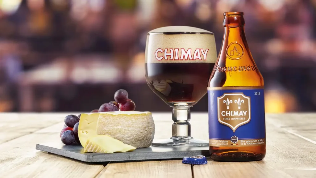 Chimay Grande Réserve Blue servida en copa cáliz mostrando su color oscuro profundo