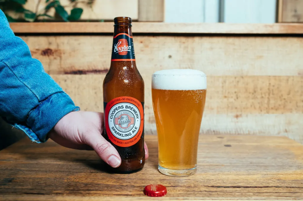 Coopers Sparkling Ale servida mostrando su turbidez característica y espuma abundante