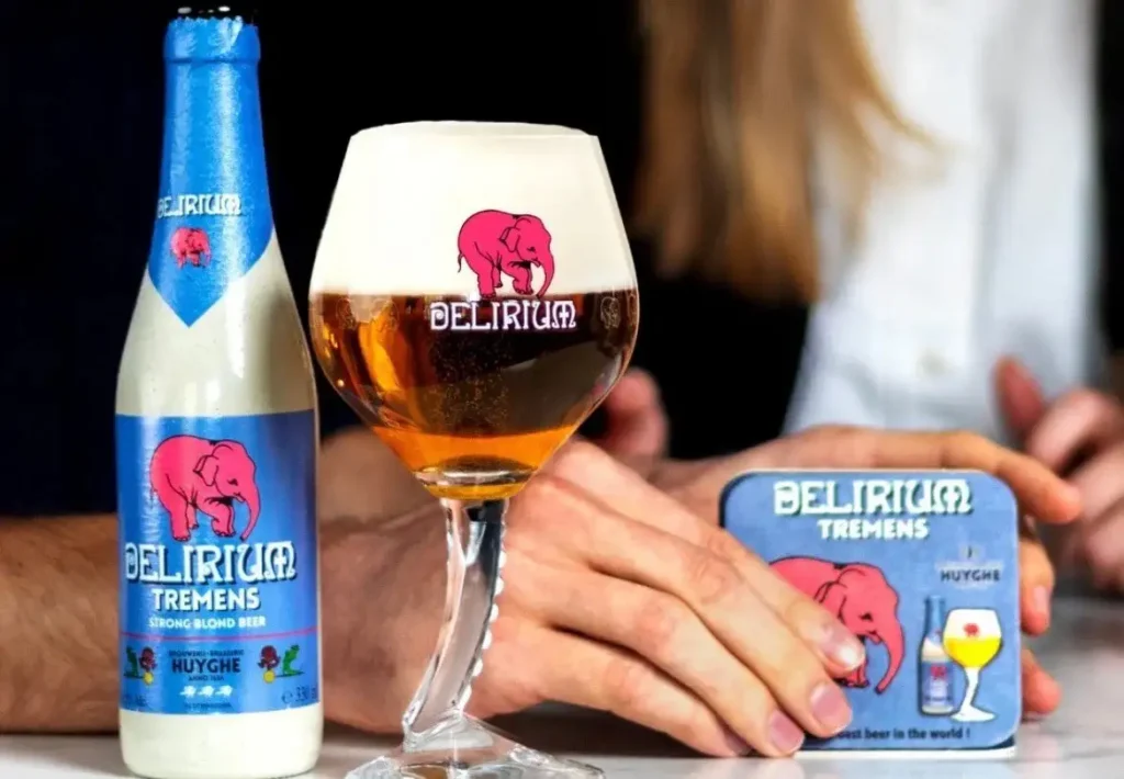 Delirium Tremens servida en copa cáliz mostrando su color dorado brillante