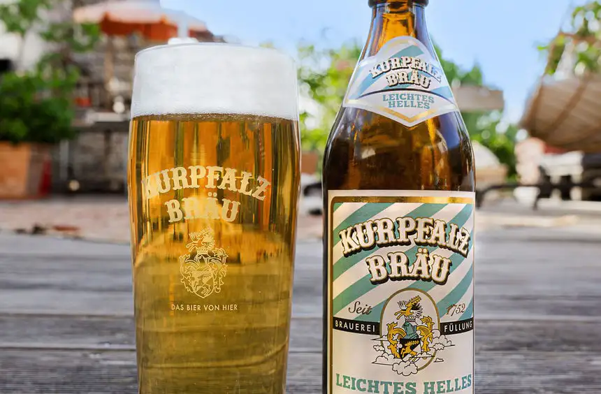 Kurpfalz Bräu Leichtes Helles botella verde clara con etiqueta tradicional alemana, fondo neutro limpio, estética cervecera alemana tradicional funcional moderación