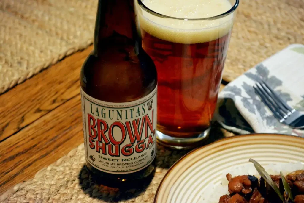 Lagunitas Brown Shugga servida mostrando su color ámbar cobrizo profundo característico