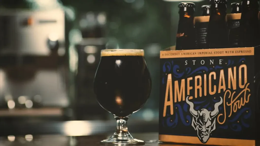 American Stout servida mostrando su color negro opaco con espuma cremosa