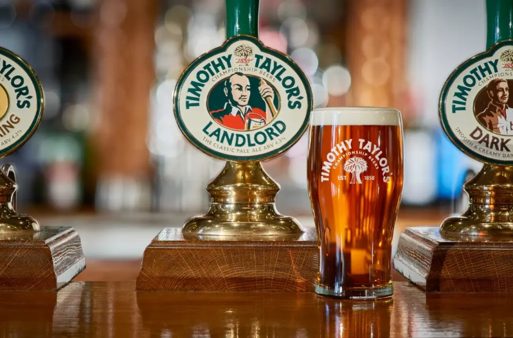 Timothy Taylor's Landlord servida desde cask ale mostrando su color ámbar cobrizo perfecto