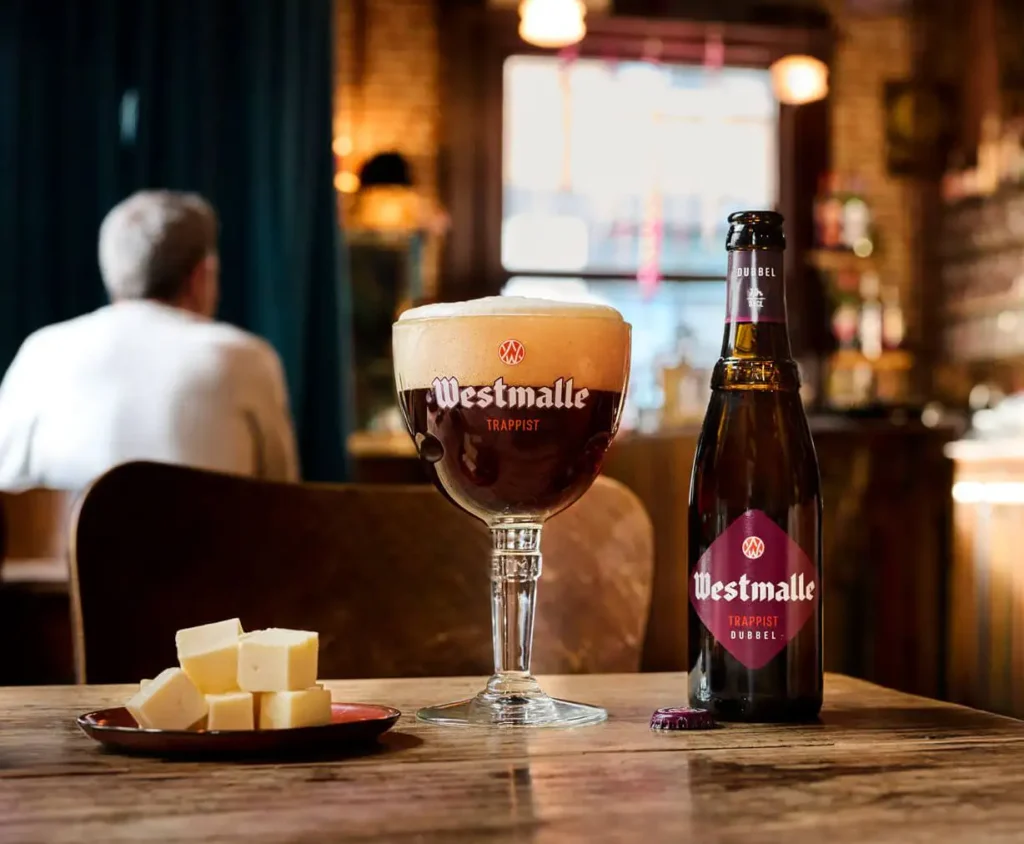 Westmalle Dubbel servida en copa cáliz mostrando su color ámbar oscuro característico