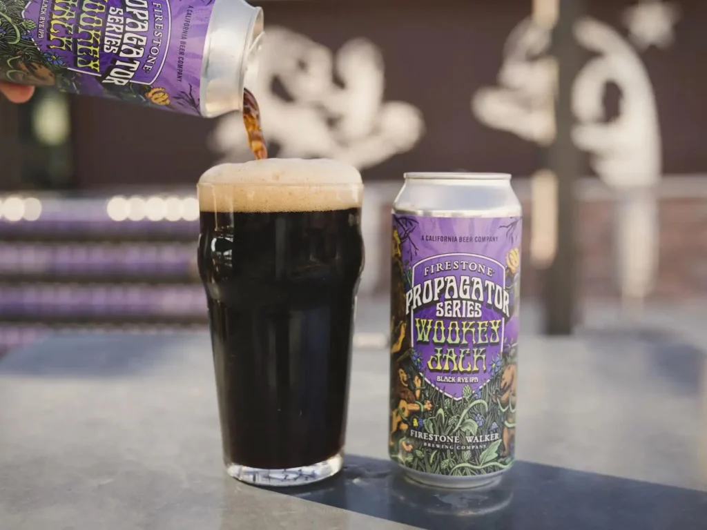 Firestone Walker Wookey Jack Black IPA servida mostrando su color negro opaco