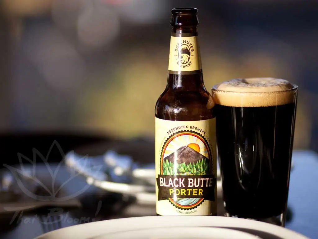 Deschutes Black Butte Porter servida mostrando su color negro opaco con espuma café