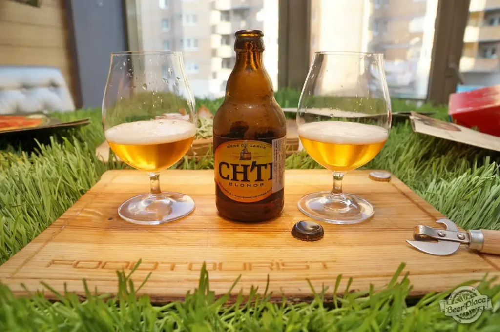 Ch'ti Blonde servida en copa snifter mostrando su color dorado brillante