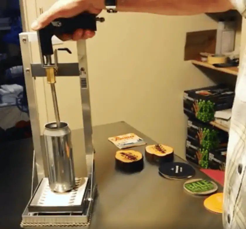 Prototipo de llenadora de latas de 16 oz usando una Beer Gun Blichmann. Fuente: Island Style Brewing Co. (Facebook, febrero 2020).