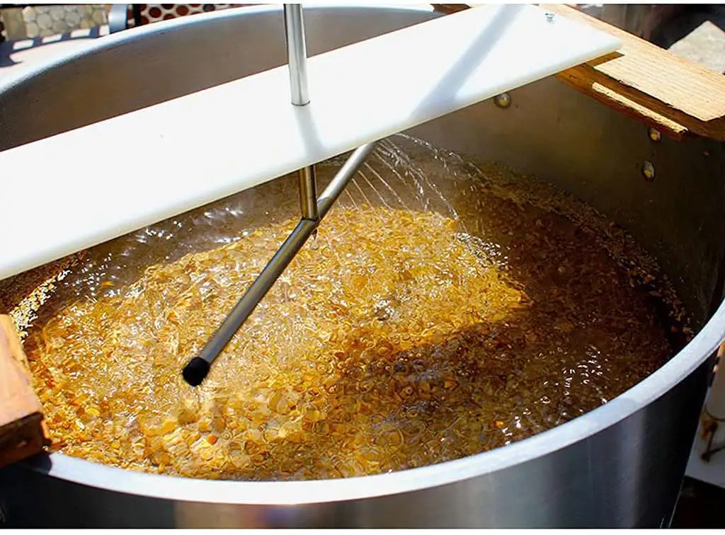 Brazo de fly sparge casero en acción durante el lavado del grano.