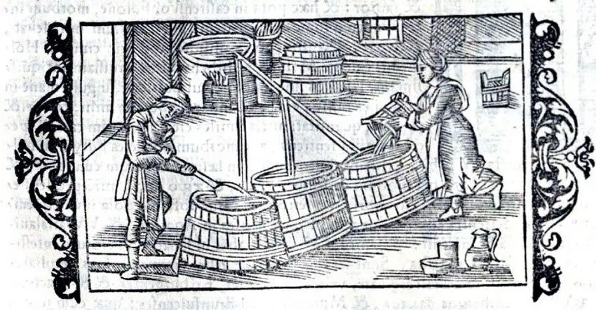 Ilustración medieval de elaboración de cerveza en cubas de madera