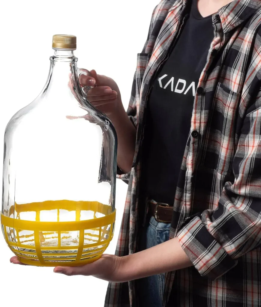 Damajuana de cristal con cesta protectora y airlock.