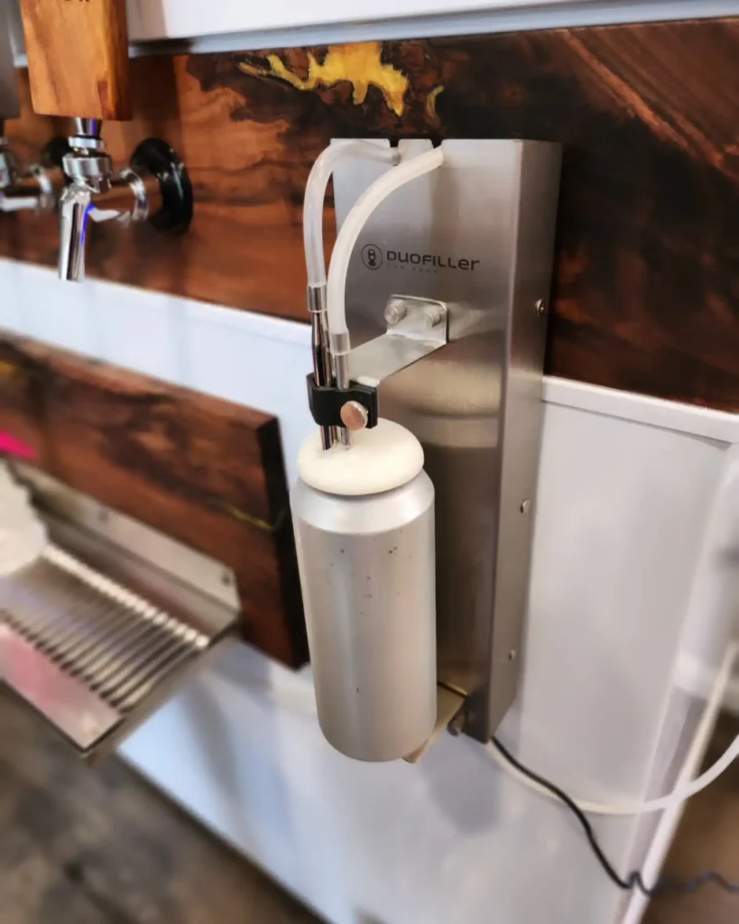 Ejemplo de llenado de lata a nivel homebrewer usando DuoFiller. Fuente: @studentsbrewing (Instagram, septiembre 2024)