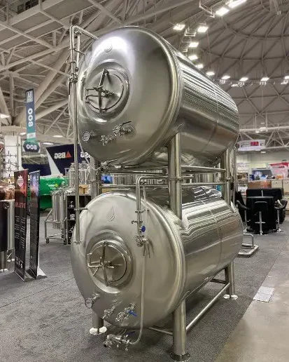 Imagen describe un sistema de tanques horizontales apilables de acero inoxidable para cerveza