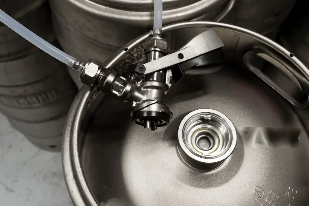 Vision de un barril snake tipo S listo para la dispensación con su pinchador correspondiente para conectar a las lineas de CO₂ y cerveza.