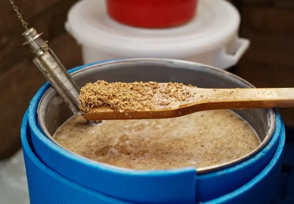 La malta y el agua trabajan juntos para crear el mosto.