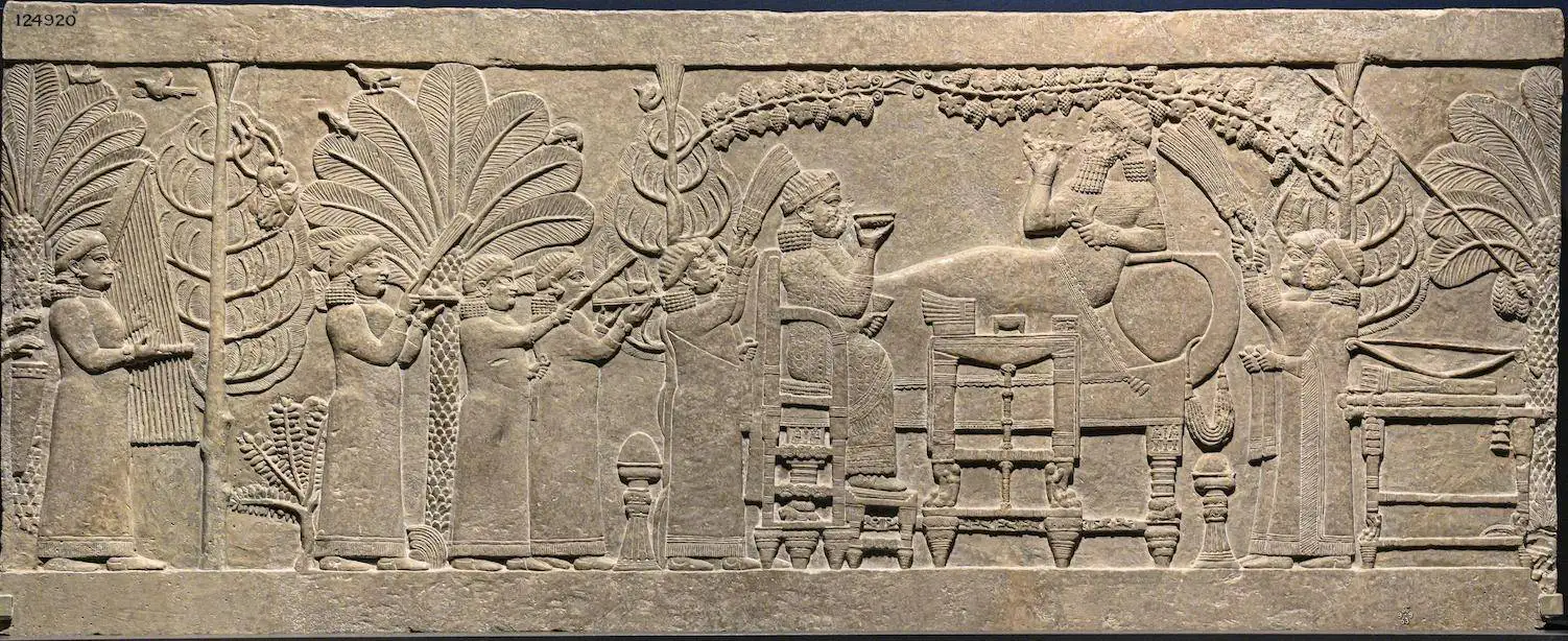 Relieve asirio con escena de banquete y consumo de cerveza a traves de la historia en la antigua Mesopotamia