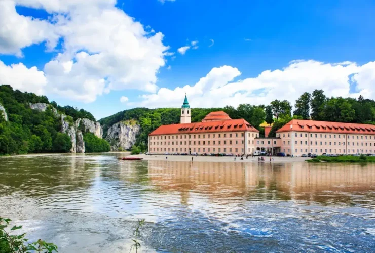 Monasterio de Weltenburg a orillas del Danubio, hogar de la cervecería más antigua del mundo, en Baviera, Alemania.