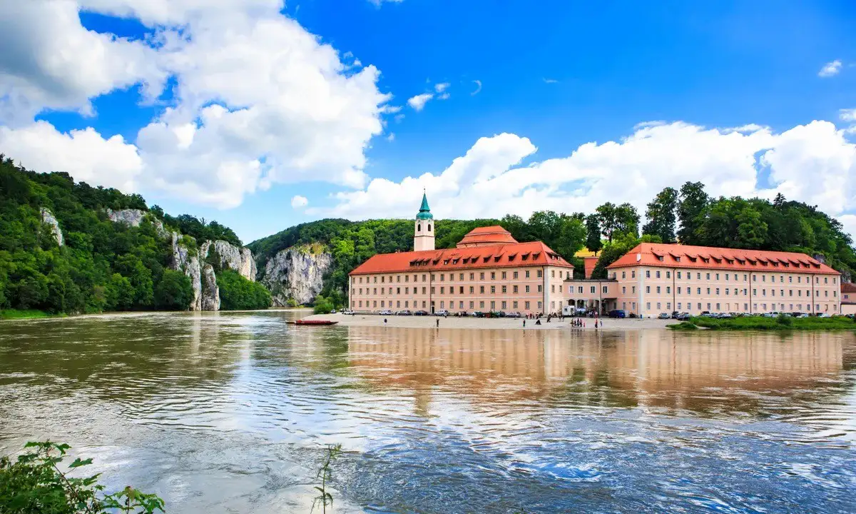 Monasterio de Weltenburg a orillas del Danubio, hogar de la cervecería más antigua del mundo, en Baviera, Alemania.