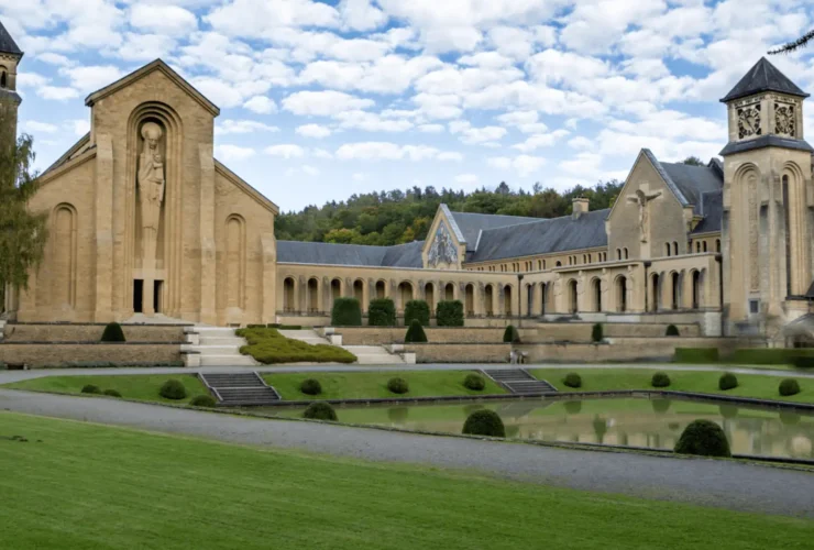 Abadía trapense Orval rodeada de jardines, símbolo del legado cervecero monástico