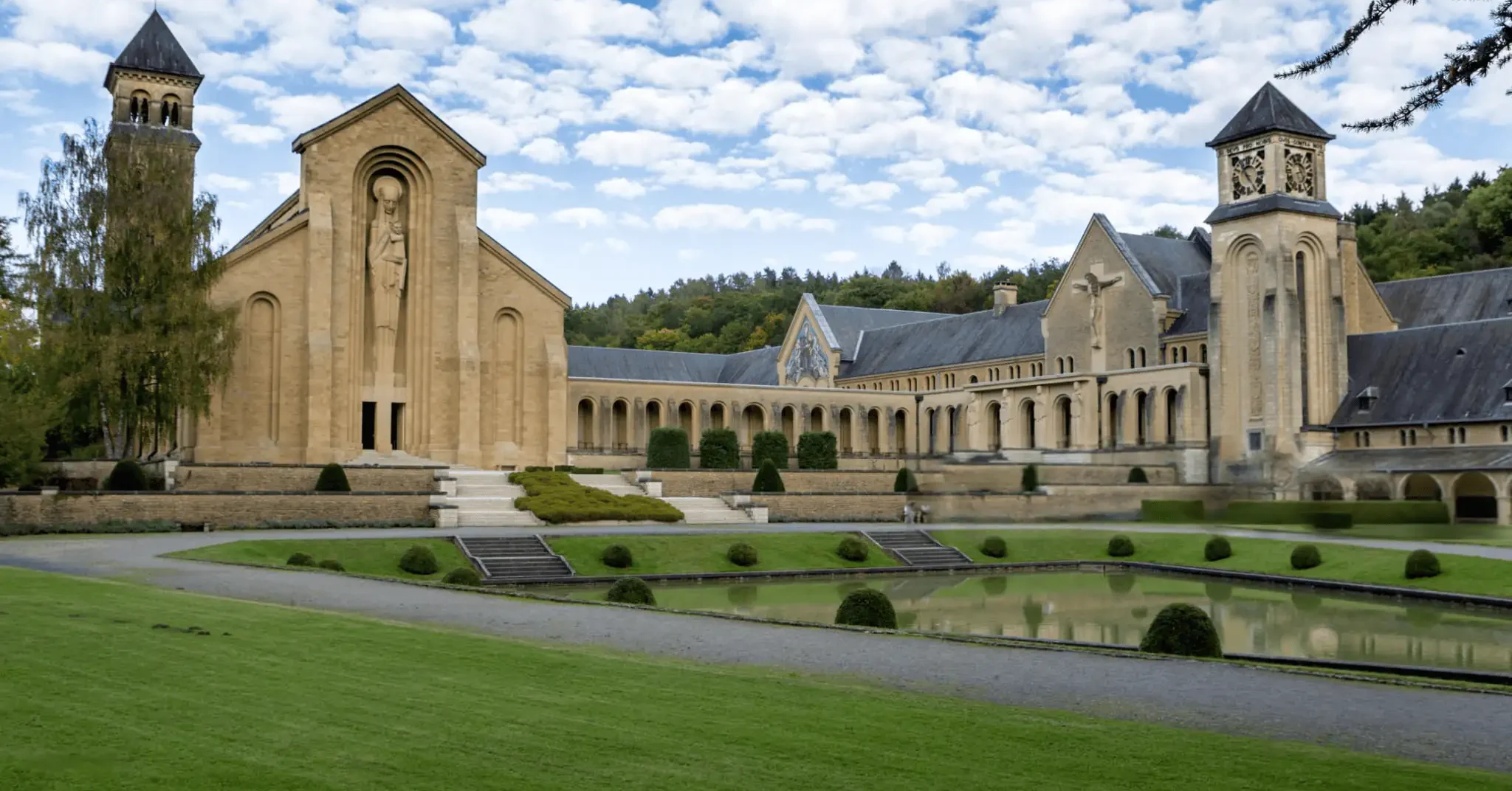 Abadía trapense Orval rodeada de jardines, símbolo del legado cervecero monástico
