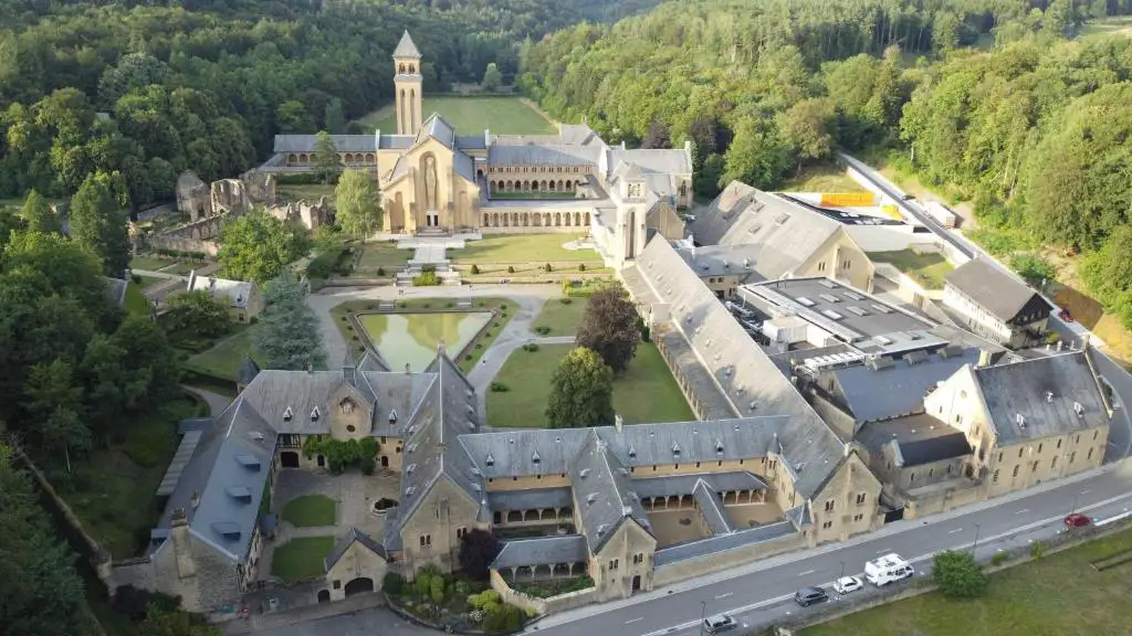Vista aérea de la Abadía de Orval, cuna de la histórica cerveza trapense belga