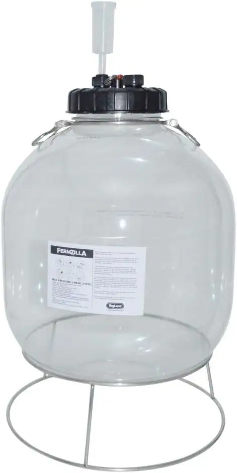 Fermentador a presión tipo FermZilla con base metálica y airlock integrado.