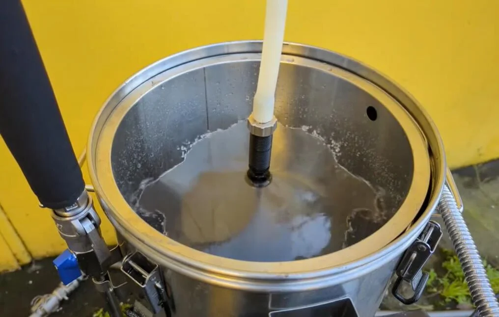 Sistema de recirculación y lavado automático con bomba en olla eléctrica.