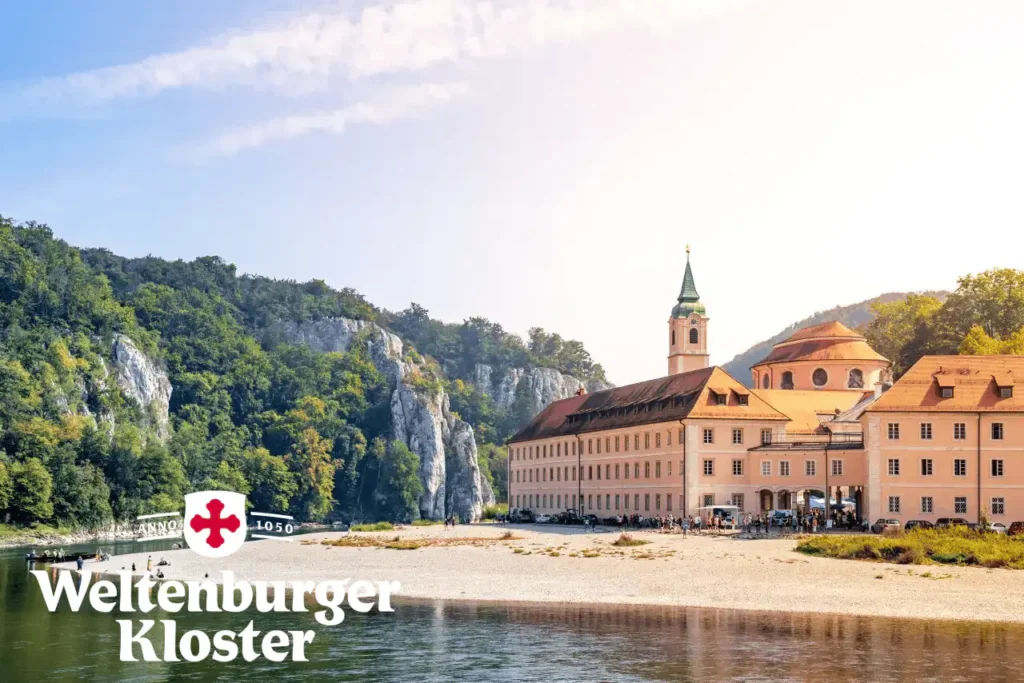 Vista frontal del Monasterio de Weltenburg junto al río Danubio, hogar de la cervecería más antigua del mundo.