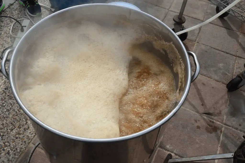 Ebullición del mosto durante el proceso de elaboración de cerveza artesanal.