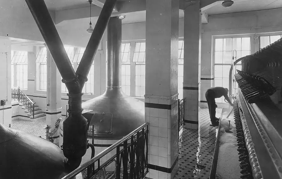 Fábrica cervecera Moritz en Barcelona durante la industrialización del siglo XIX.