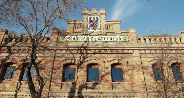 Fachada de la antigua Fábrica de Cerveza El Águila en Madrid, edificio histórico de estilo neomudéjar.