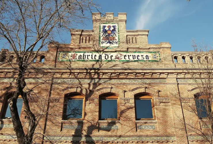 Fachada de la antigua Fábrica de Cerveza El Águila en Madrid, edificio histórico de estilo neomudéjar.
