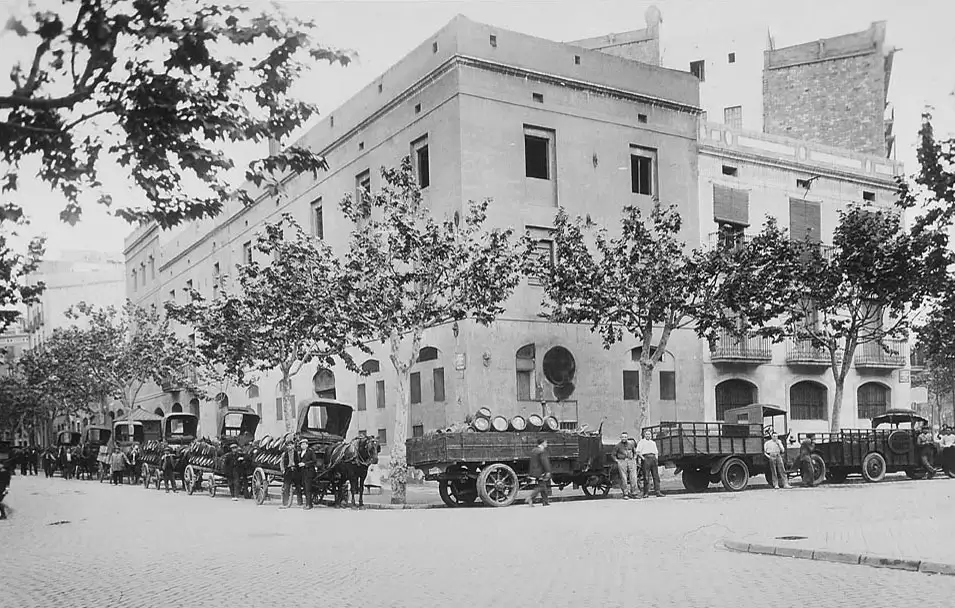 Fábrica de cerveza Moritz en Barcelona a principios del siglo XX con carros y camiones de reparto.
