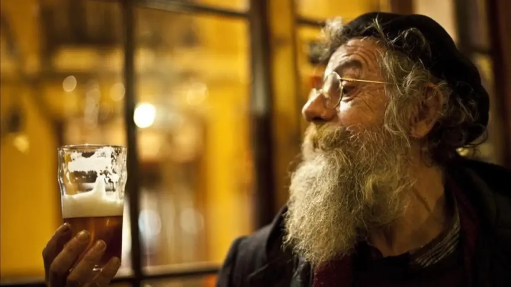 Steve Huxley con una cerveza en mano, retratado en un bar con luz cálida, símbolo del movimiento cervecero artesanal en España