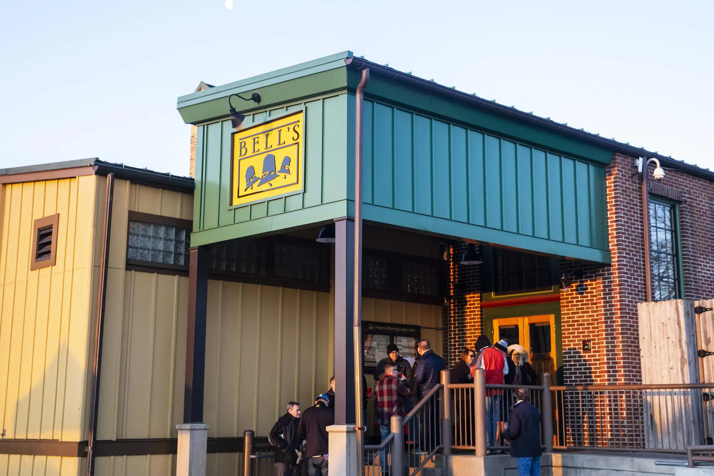 Exterior del Eccentric Cafe de Bell's Brewery en Kalamazoo, Michigan cervecera pionera de 1985.