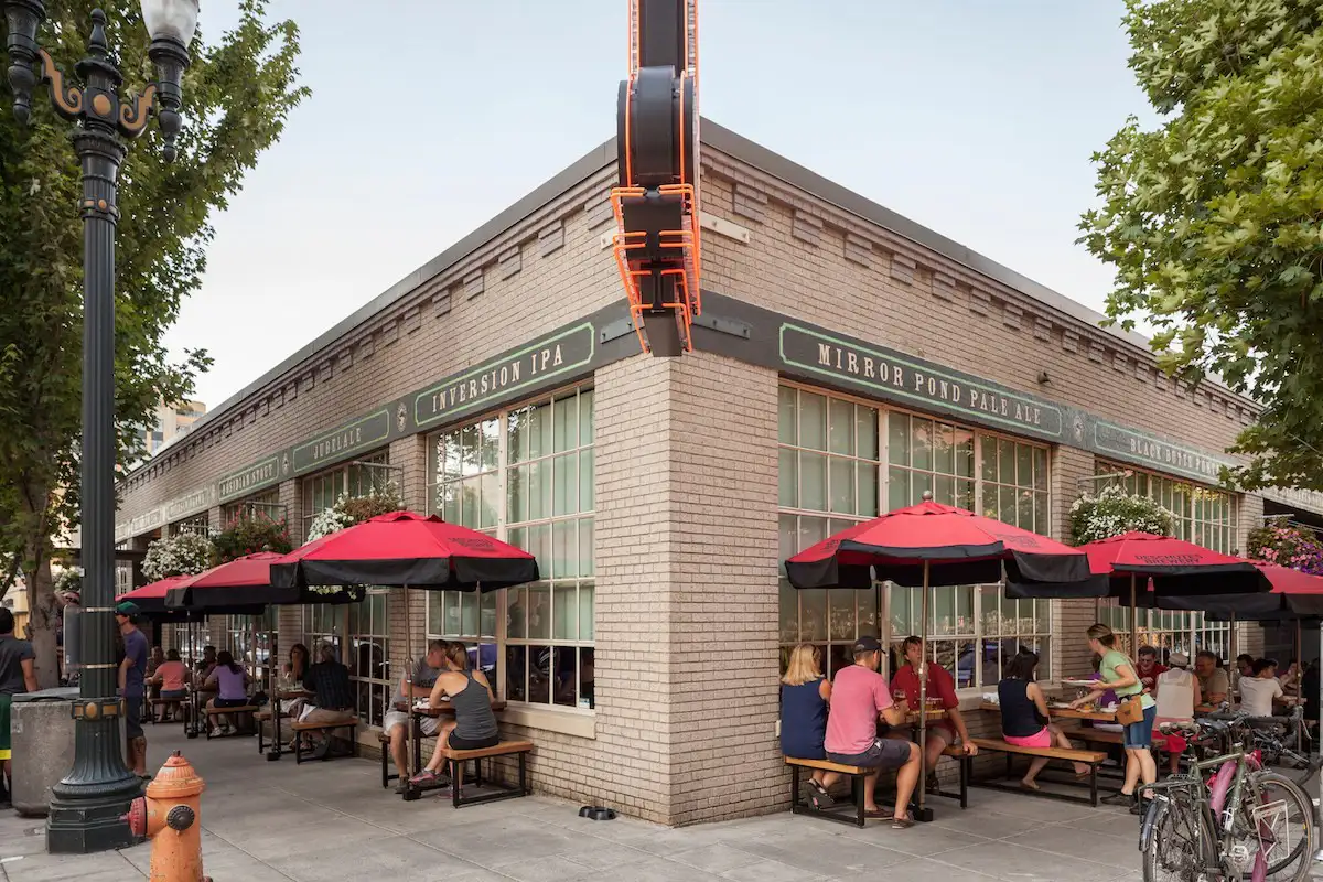 Fachada exterior del brewpub original de Deschutes Brewery en downtown Bend, Oregon