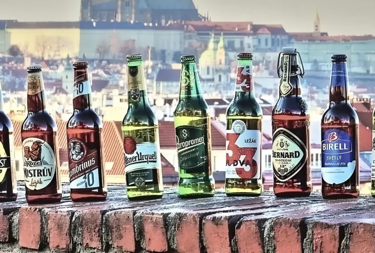 Algunas de las mejores cerveceras de la república checa reflejada en una imagen.
