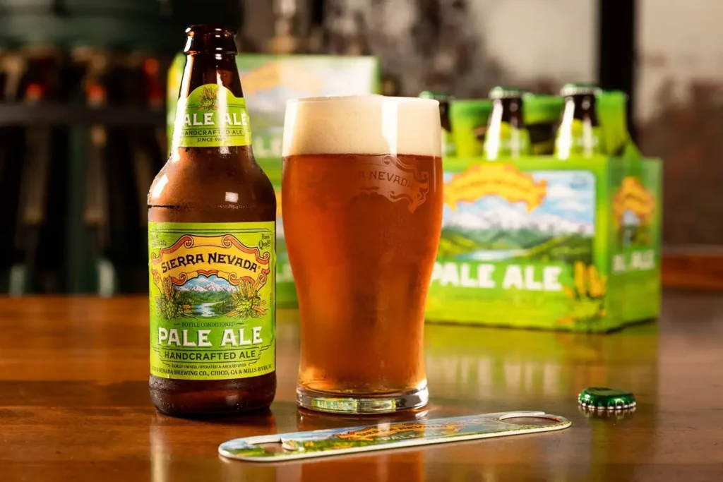 Sierra Nevada Pale Ale mostrando su color dorado característico