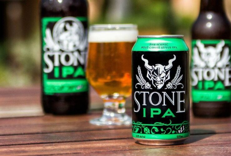 Stone IPA original, exhibiendo su característico color