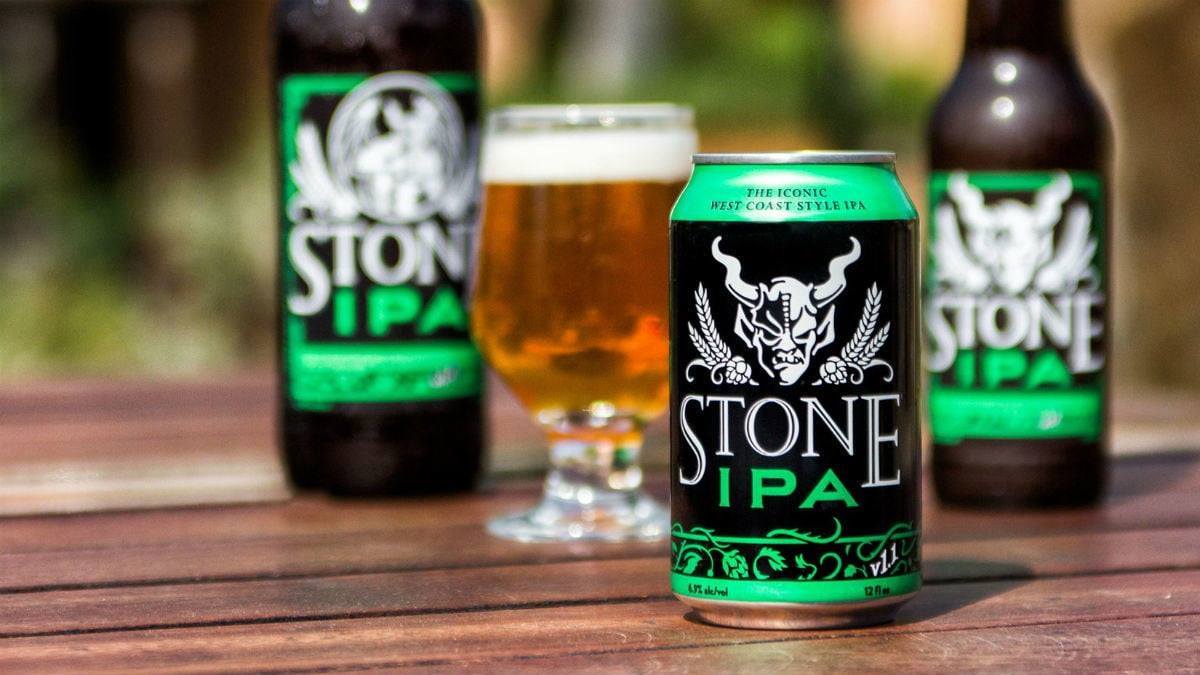 Stone IPA original, exhibiendo su característico color