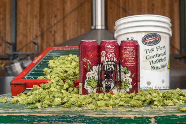 Dogfish Head 90 Minute IPA junto a lúpulos frescos