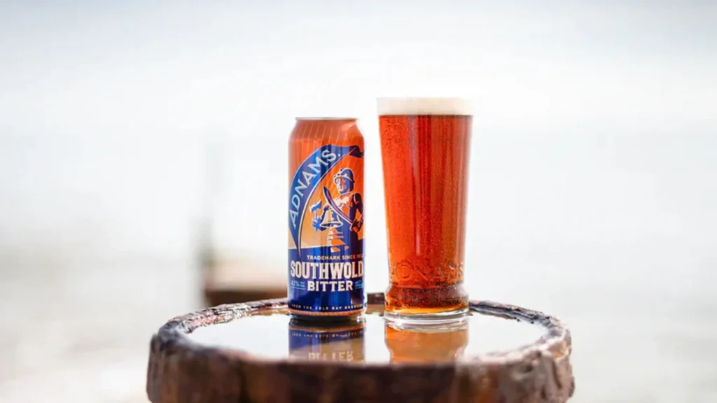 Adnams Southwold Bitter servida mostrando su color ámbar cobrizo