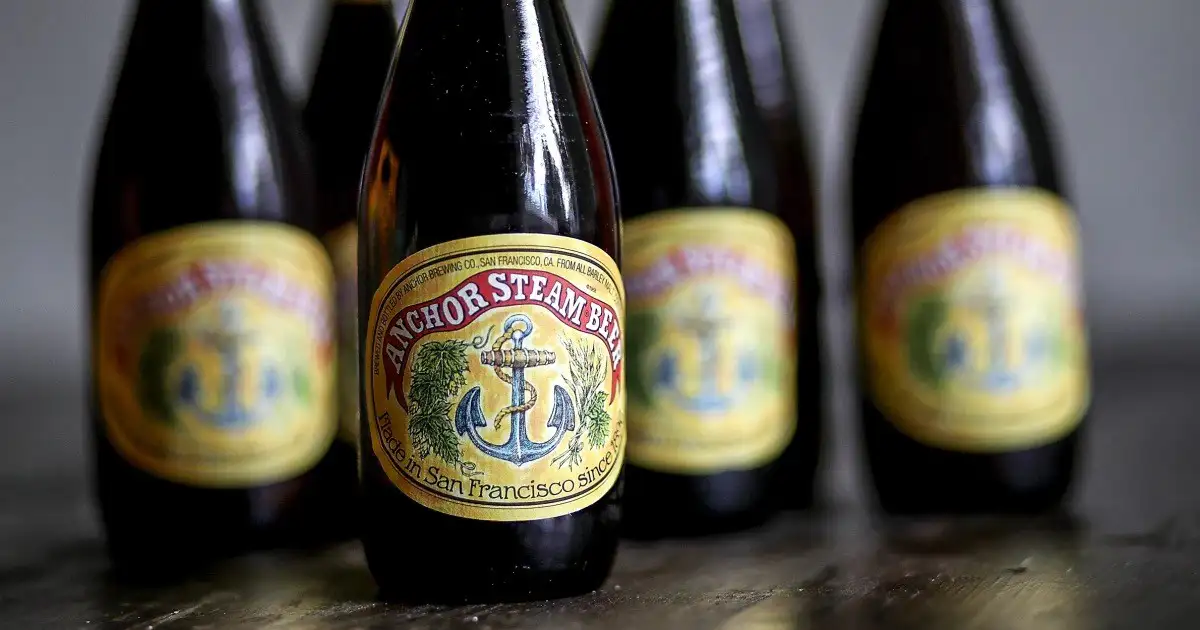 Anchor Steam Beer servida mostrando su color ámbar cobrizo característico