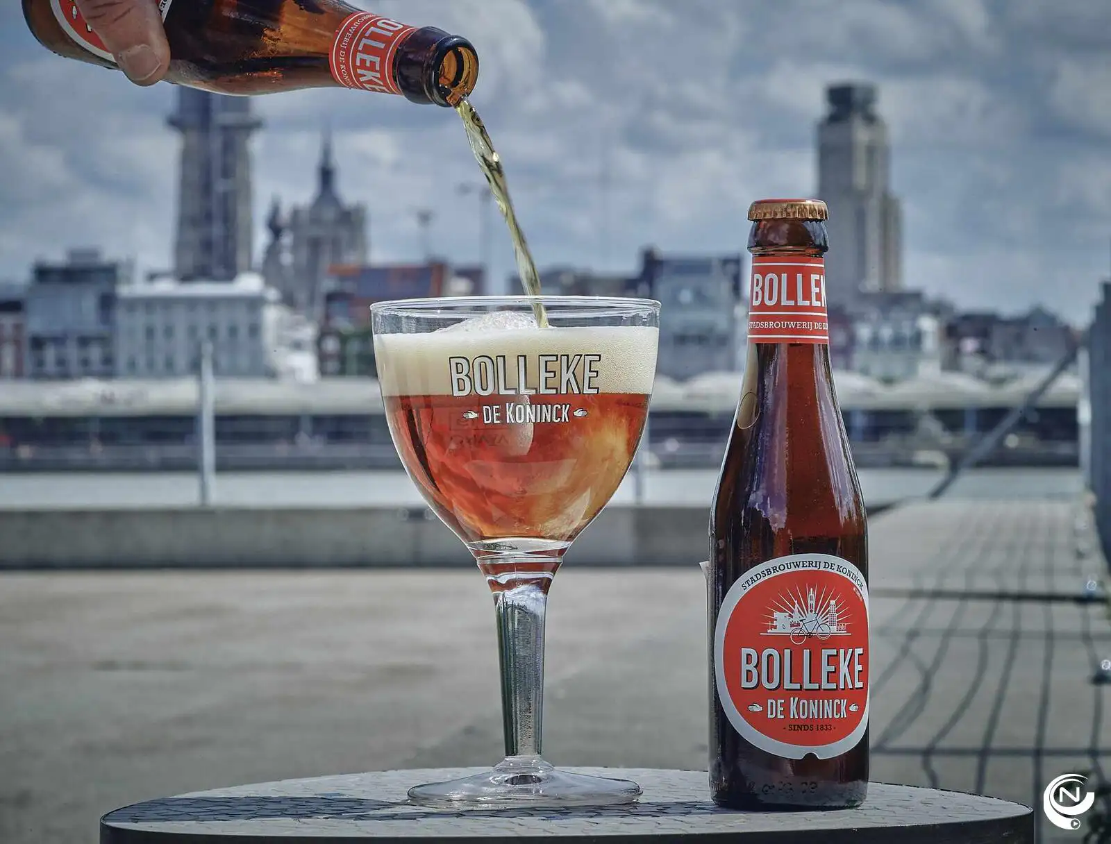 De Koninck Bolleke servida en su vaso tradicional