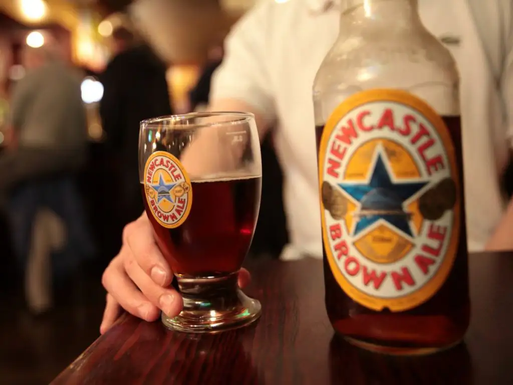 Newcastle Brown Ale servida mostrando su color característico
