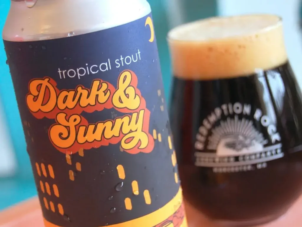 Tropical Stout servida mostrando su color negro profundo con espuma canela característica